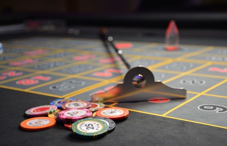 How does the tie bet work in online baccarat?