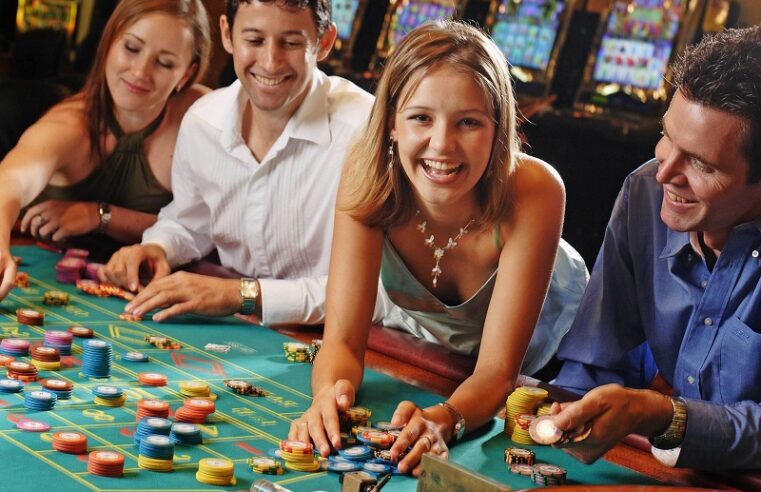 Play Online Slot Games in Casinos and Chat with Live Agents Online